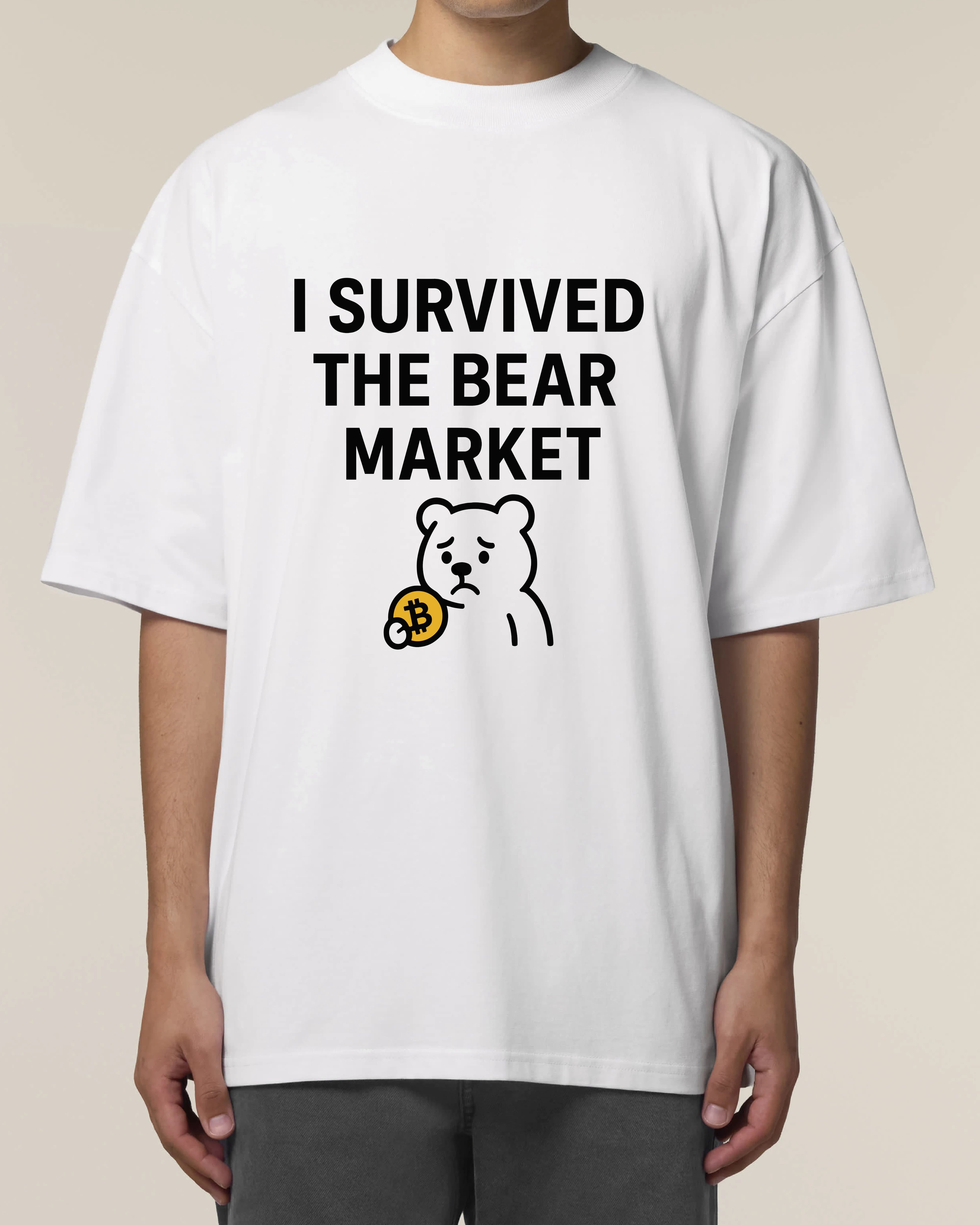 Oversized Weißes Bitcoin T-Shirt – „I Survived the Bear Market“ auf lockerem Schnitt