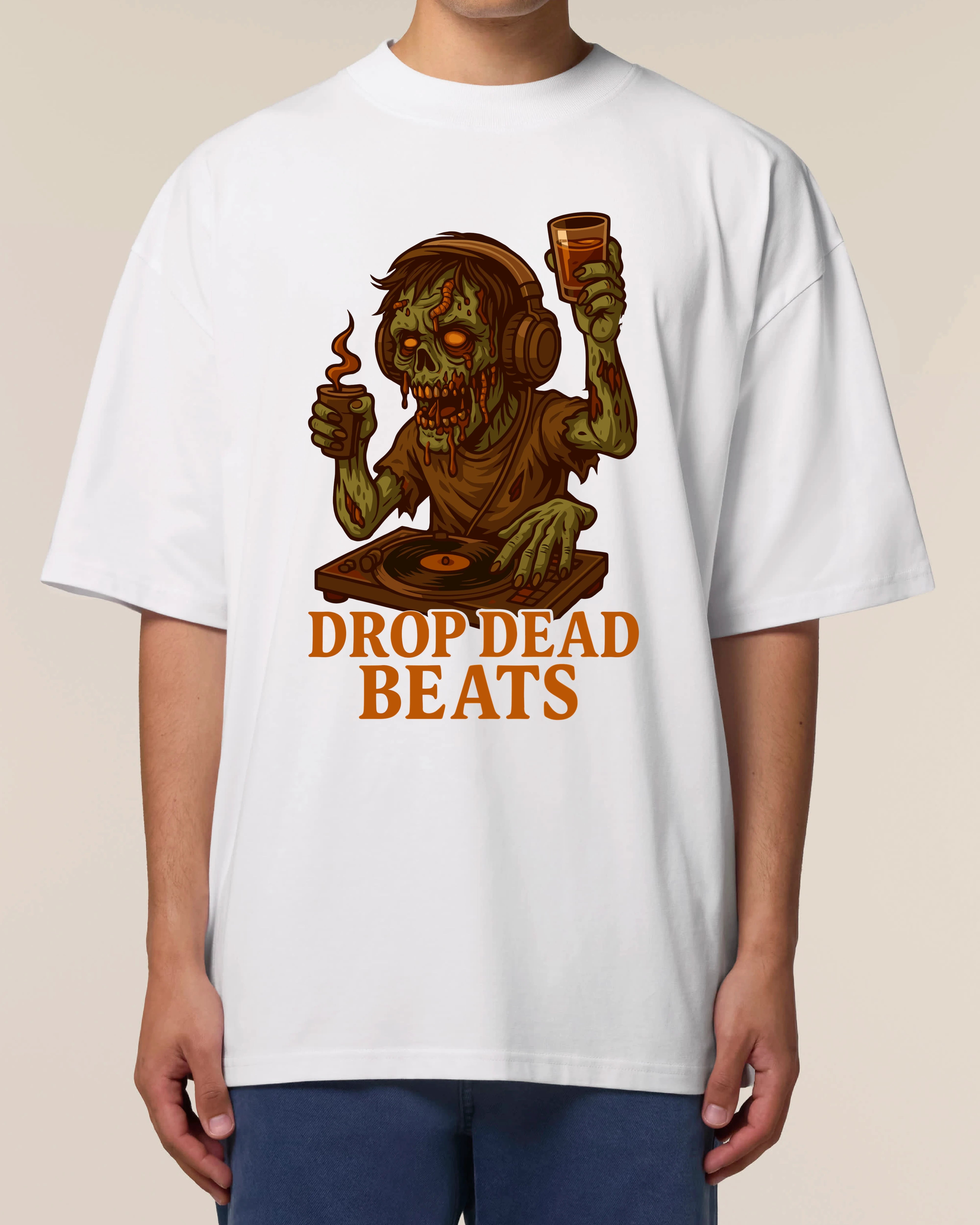 Drop Dead Beats Zombie Halloween Shirt in Weiß – Oversized, Lustiges Horror Spruchshirt, 100% Bio-Baumwolle, Teeflix