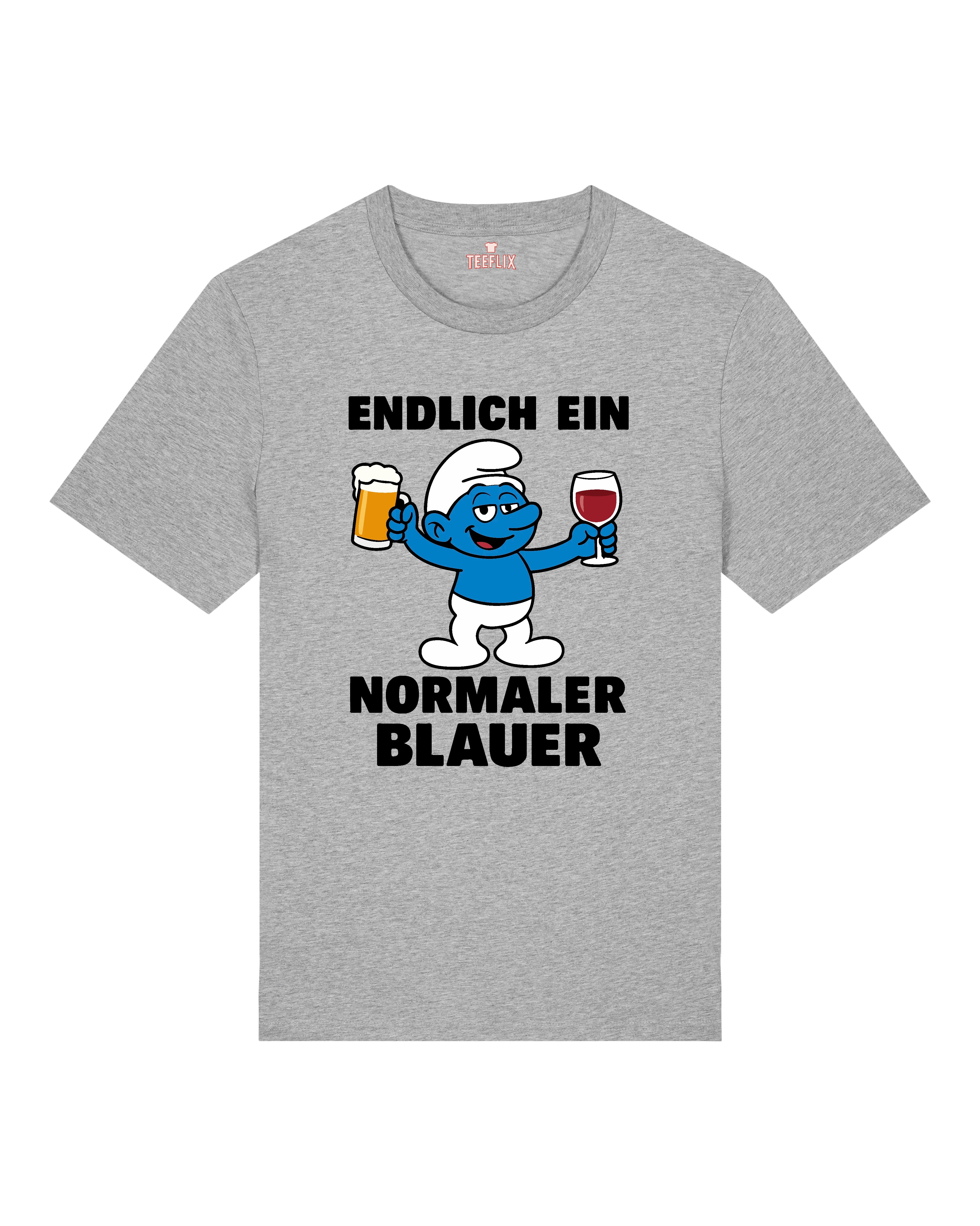 Das T-Shirt zeigt eine Cartoon-Figur, die stark an einen bekannten blauen Charakter erinnert. Die Figur ist blauhäutig, trägt eine weiße Mütze und weiße Hosen und hält in jeder Hand ein Getränk – ein Glas Bier in der linken und ein Glas Rotwein in der rechten. Darüber steht in dicken weißen Buchstaben der Spruch: „ENDLICH EIN“, darunter „NORMALER BLAUER“. Der Hintergrund ist neutral, der Fokus liegt komplett auf der fröhlich feiernden Figur und dem humorvollen Text. Das Design wirkt verspielt und sorgt für