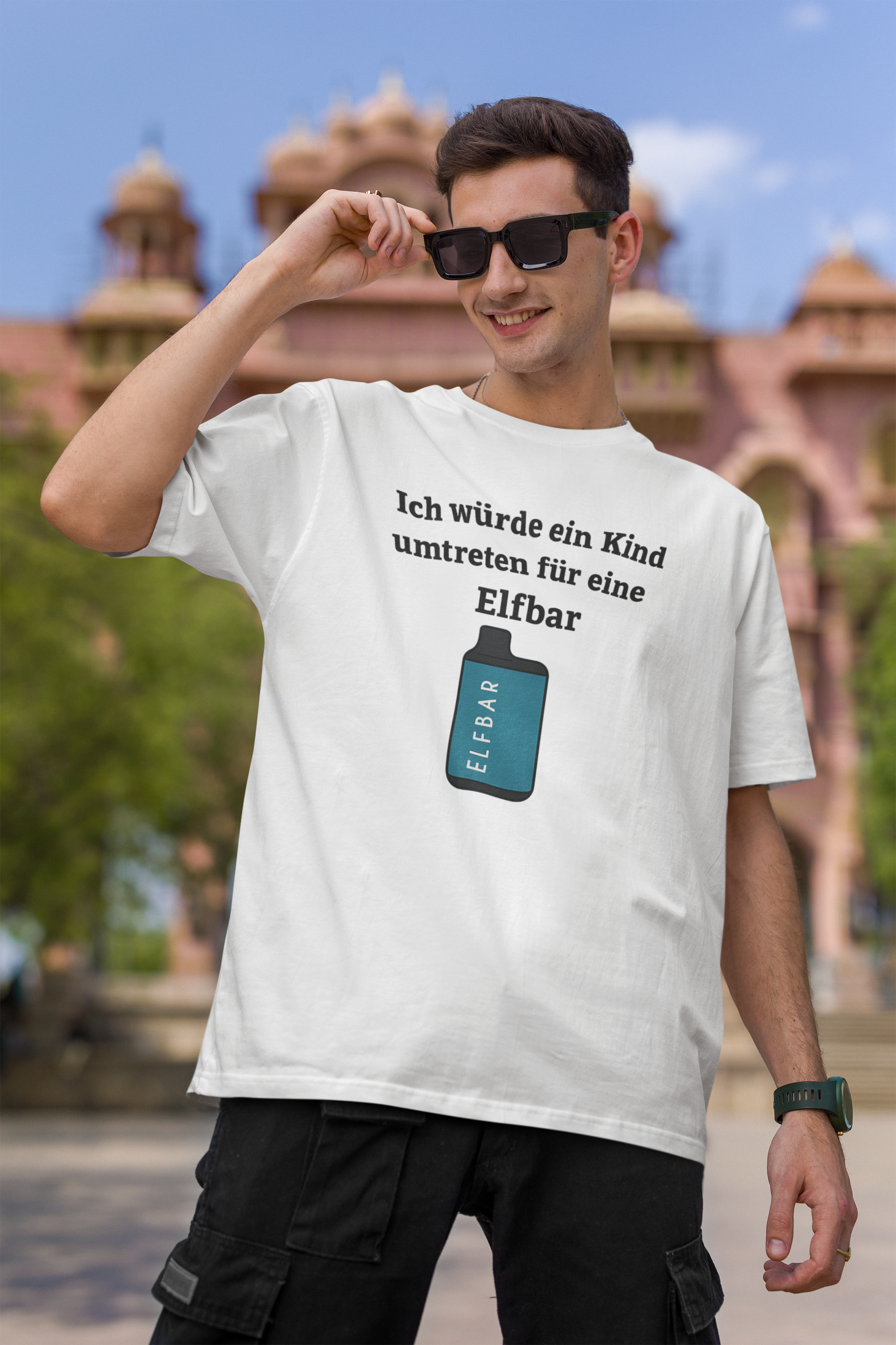 Kind umtreten für eine Elfbar Oversized Shirt