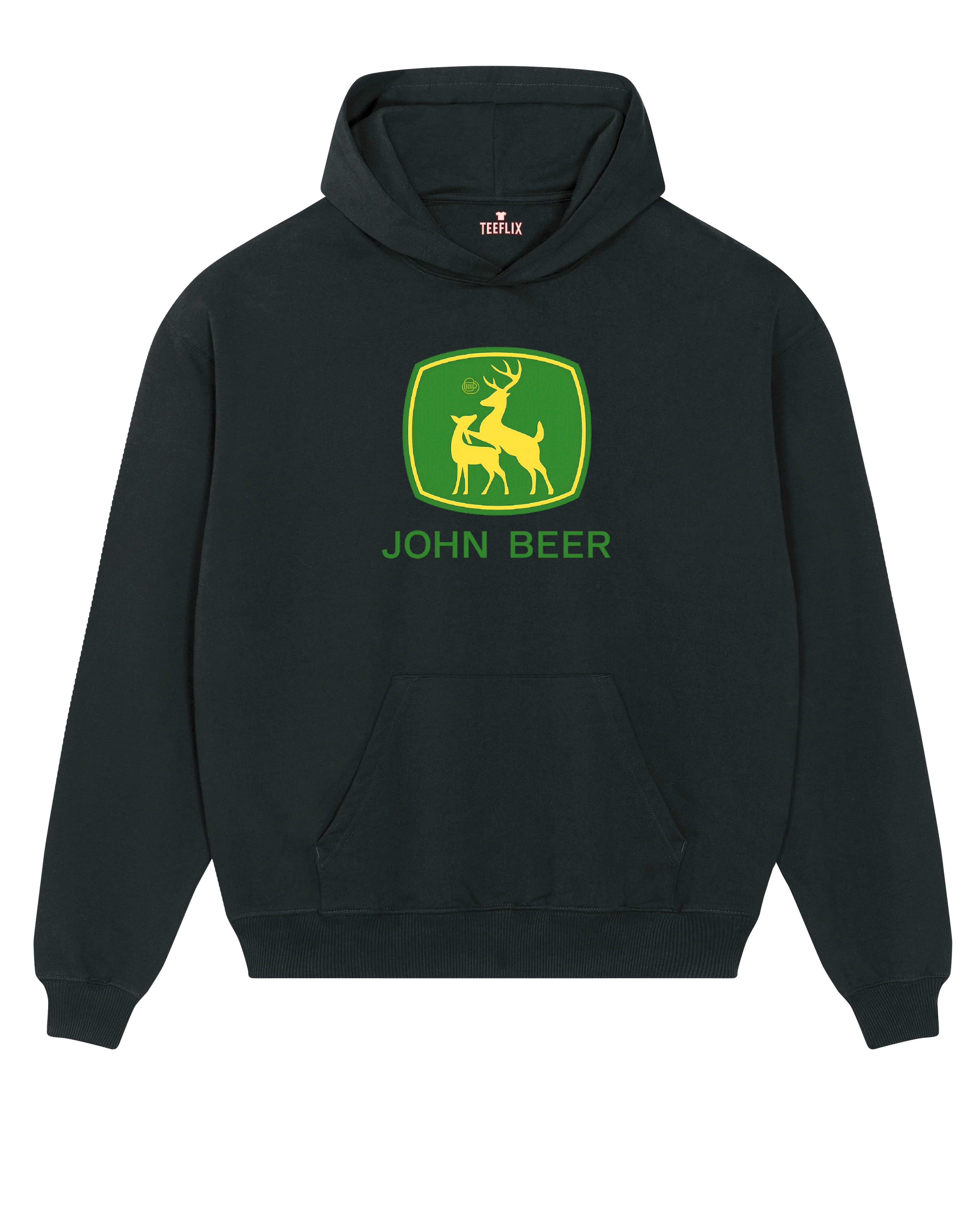 „John Beer“-Hoodie in Weiß mit grün-gelbem Logo und zwei stilisierten Hirschen in provokativer Pose, darunter der Text „John Beer“. Humorvolles Parodiedesign inspiriert von einer bekannten Traktormarke.