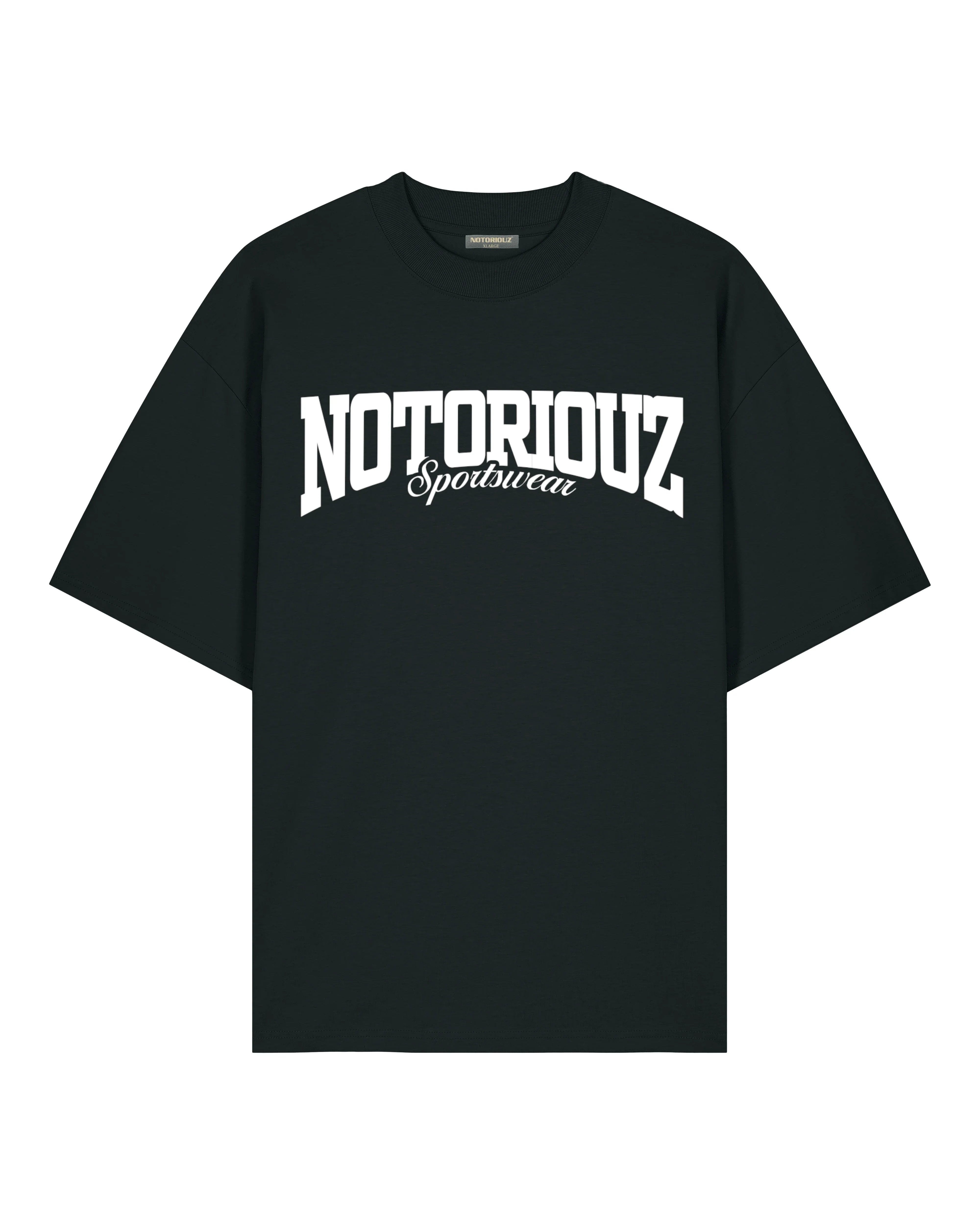 „Oversized T-Shirt mit Notoriouz Sportswear Frontprint – Modelansicht“