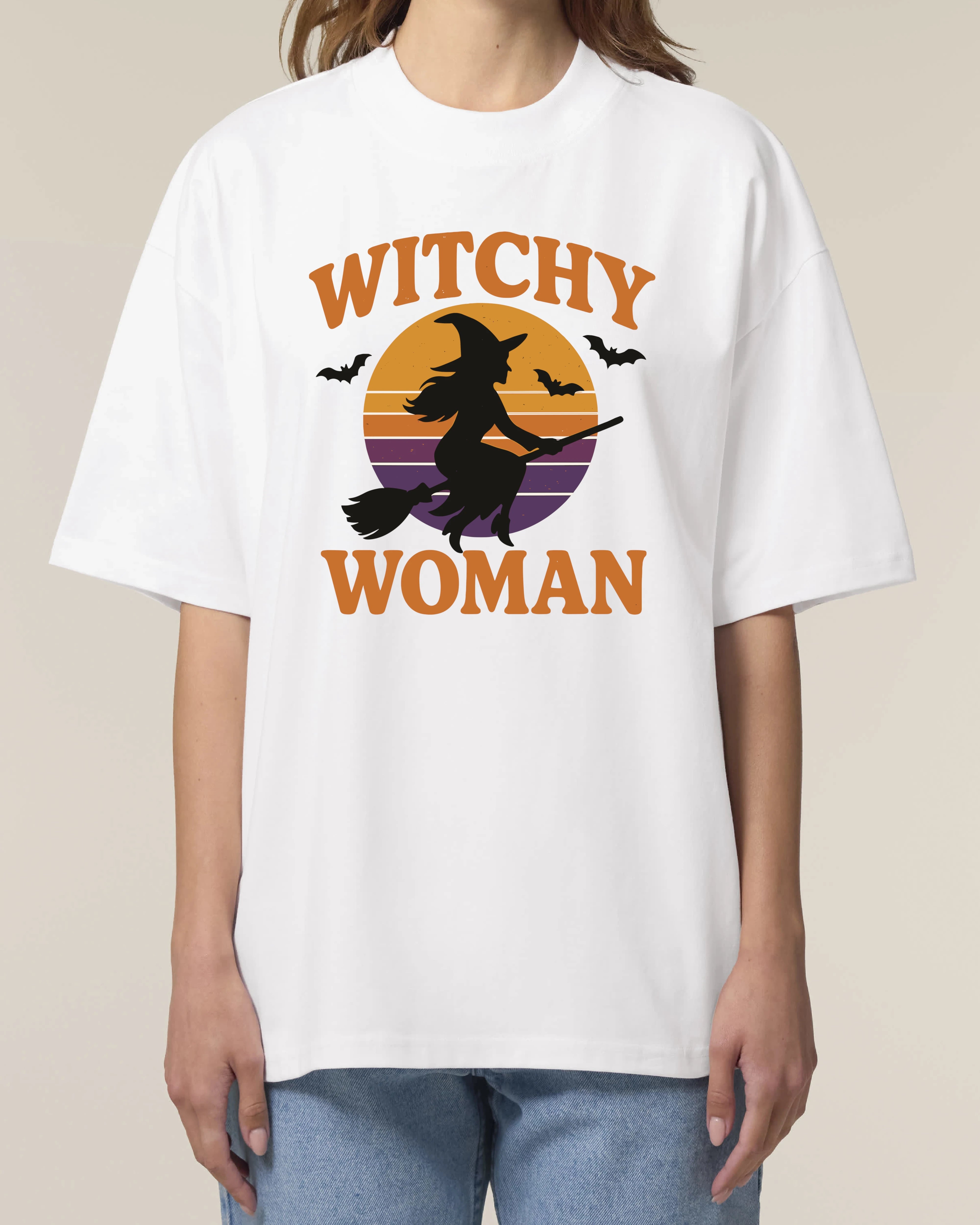 Oversized Halloween Shirt mit Hexenmotiv – Witchy Woman Design – Unisex Fit – Weißes T-Shirt für Frauen – spooky & retro