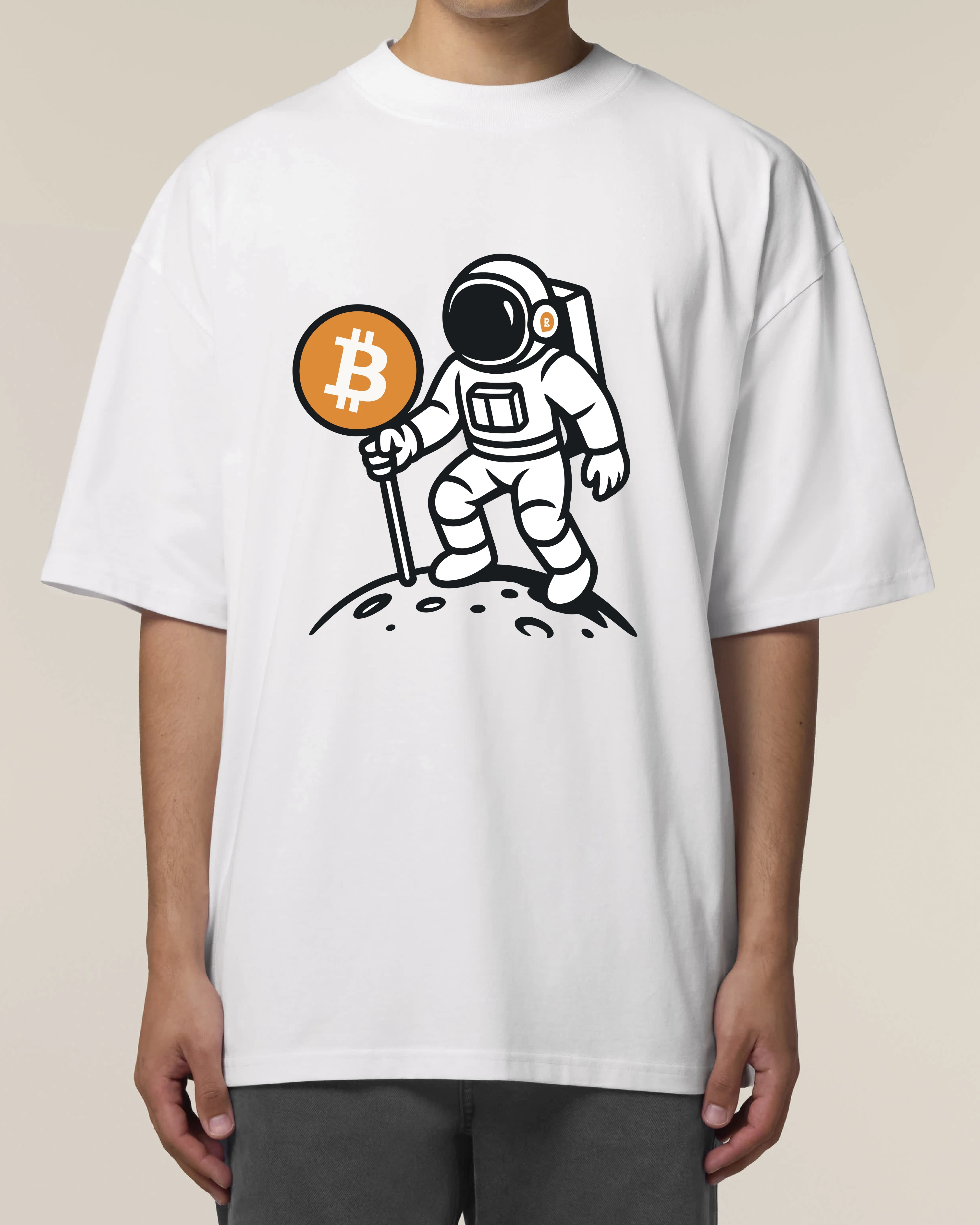 „Oversized Bitcoin Astronaut Shirt in Weiß – lockerer Schnitt mit Statement-Motiv | Teeflix“