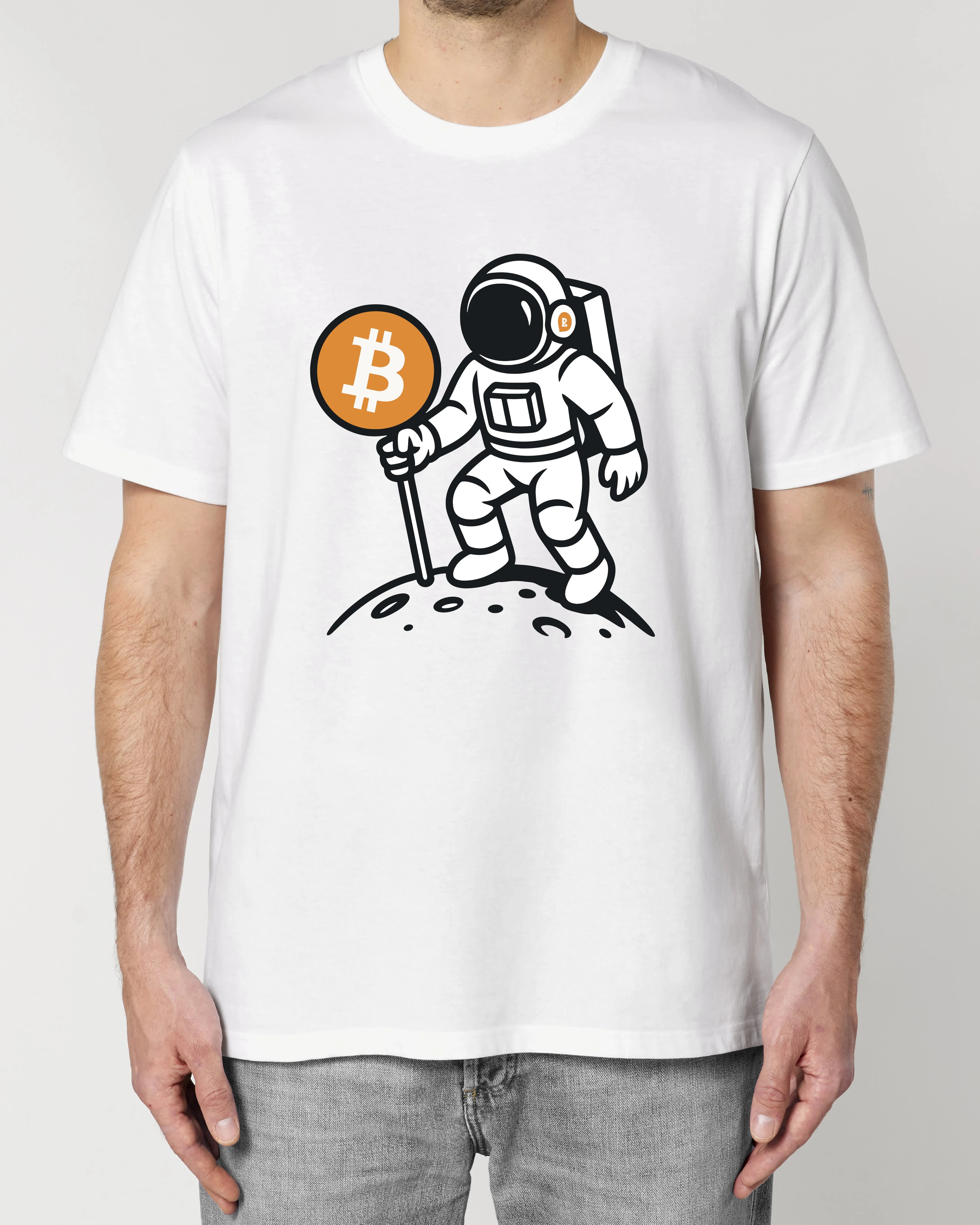 „Bitcoin Astronaut T-Shirt in Weiß – normaler Schnitt mit BTC Motiv auf der Brust | Teeflix“