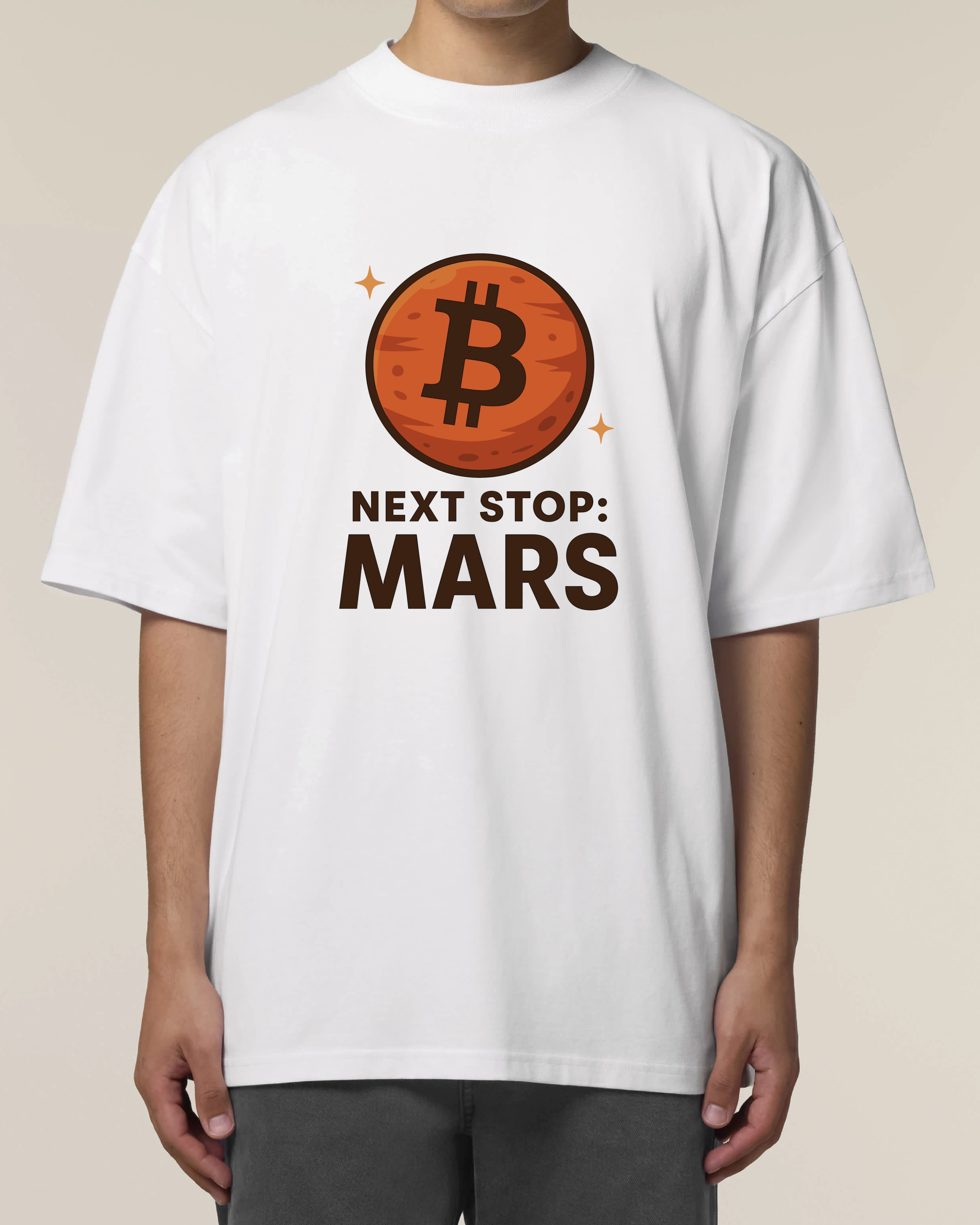 Oversized Unisex T-Shirt in Weiß mit Mars-Print und Bitcoin-Symbol – getragen, Krypto Fashion von Teeflix