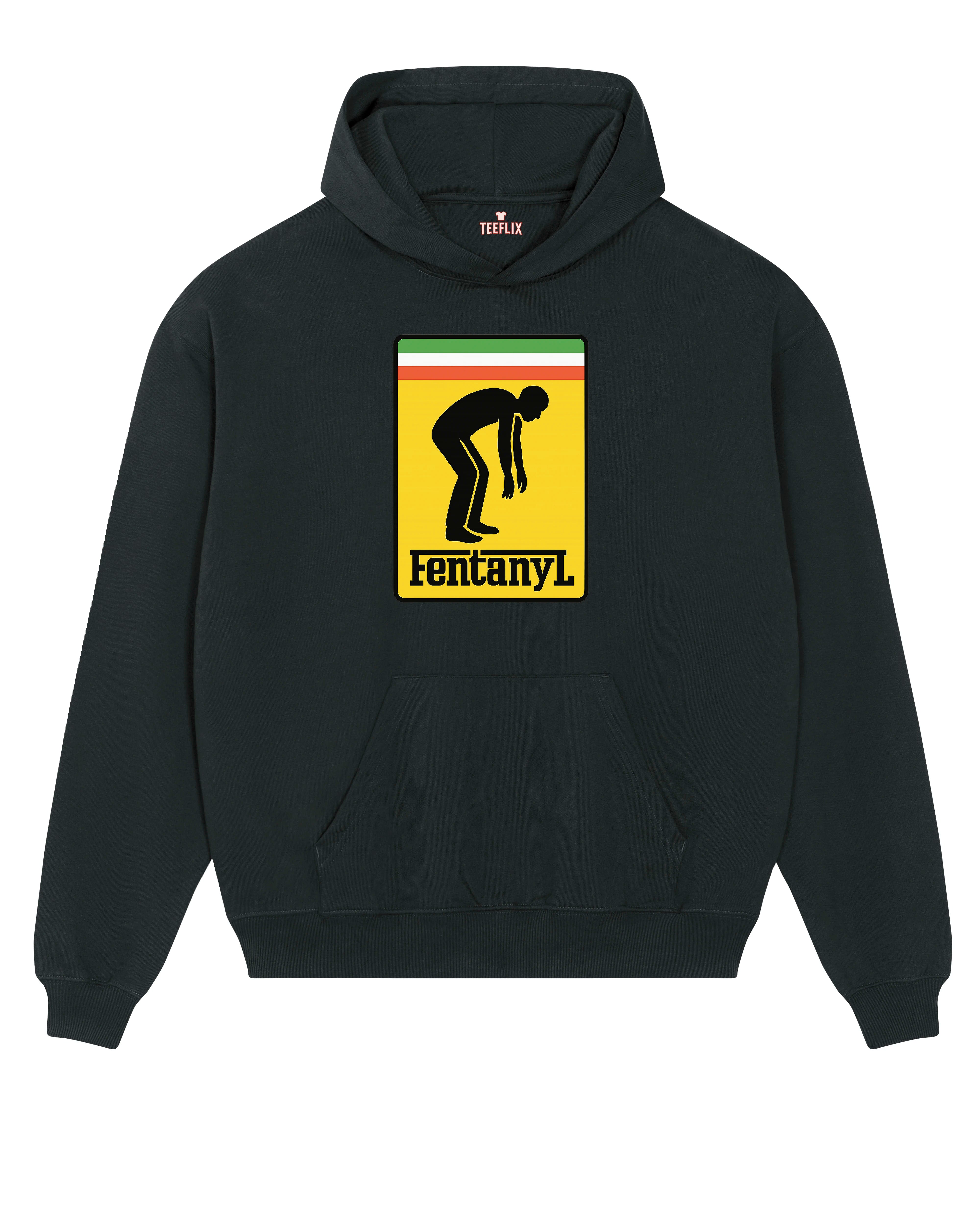 Das Hoodie zeigt ein rechteckiges, gelb hinterlegtes Motiv mit einem stilisierten Menschen in gebückter Haltung, begleitet vom Aufdruck „FentanyL“. Oberhalb des Motivs befinden sich drei horizontale Streifen in Grün, Orange und Weiß – visuell an bekannte Designcodes angelehnt.