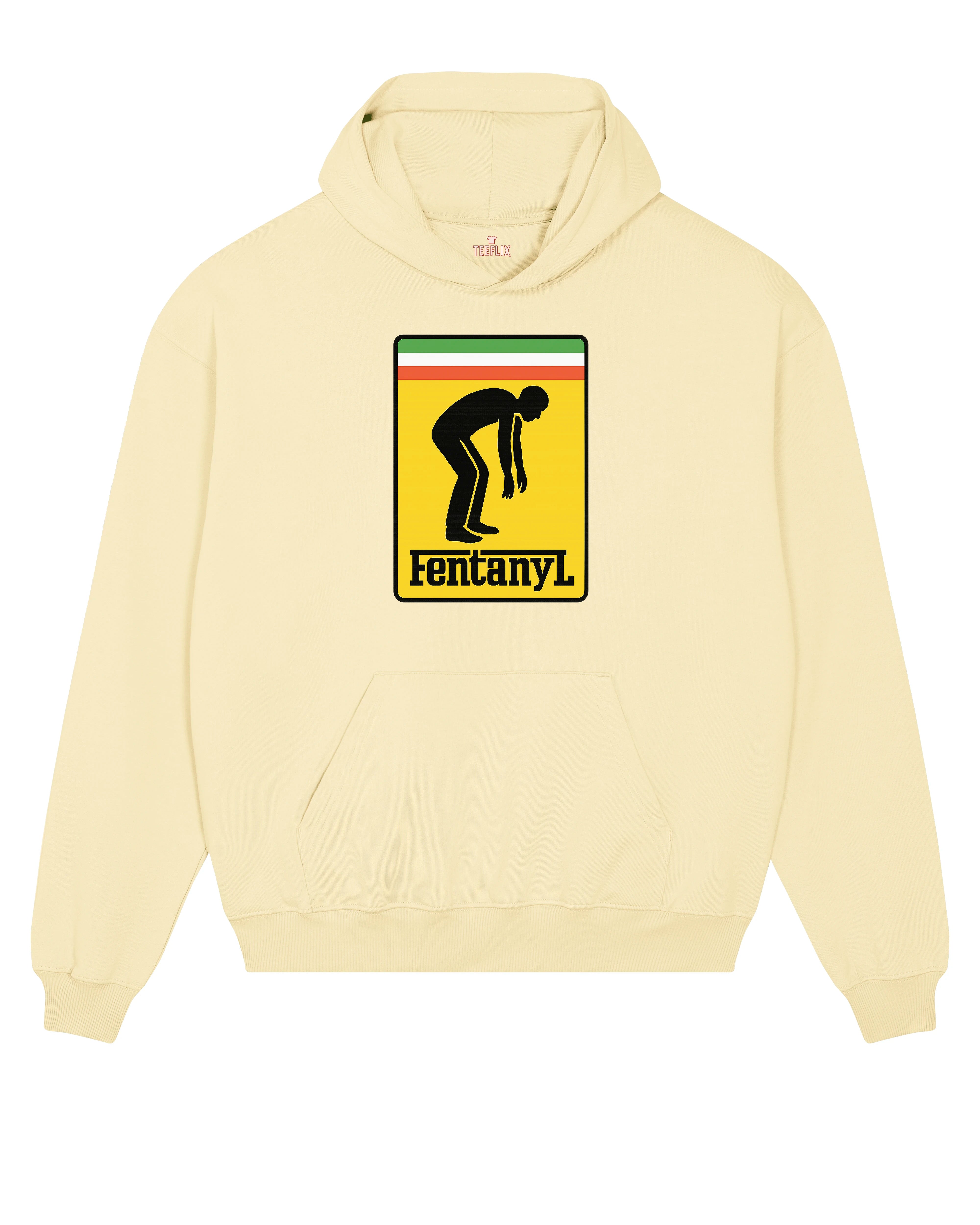Das Hoodie zeigt ein rechteckiges, gelb hinterlegtes Motiv mit einem stilisierten Menschen in gebückter Haltung, begleitet vom Aufdruck „FentanyL“. Oberhalb des Motivs befinden sich drei horizontale Streifen in Grün, Orange und Weiß – visuell an bekannte Designcodes angelehnt.