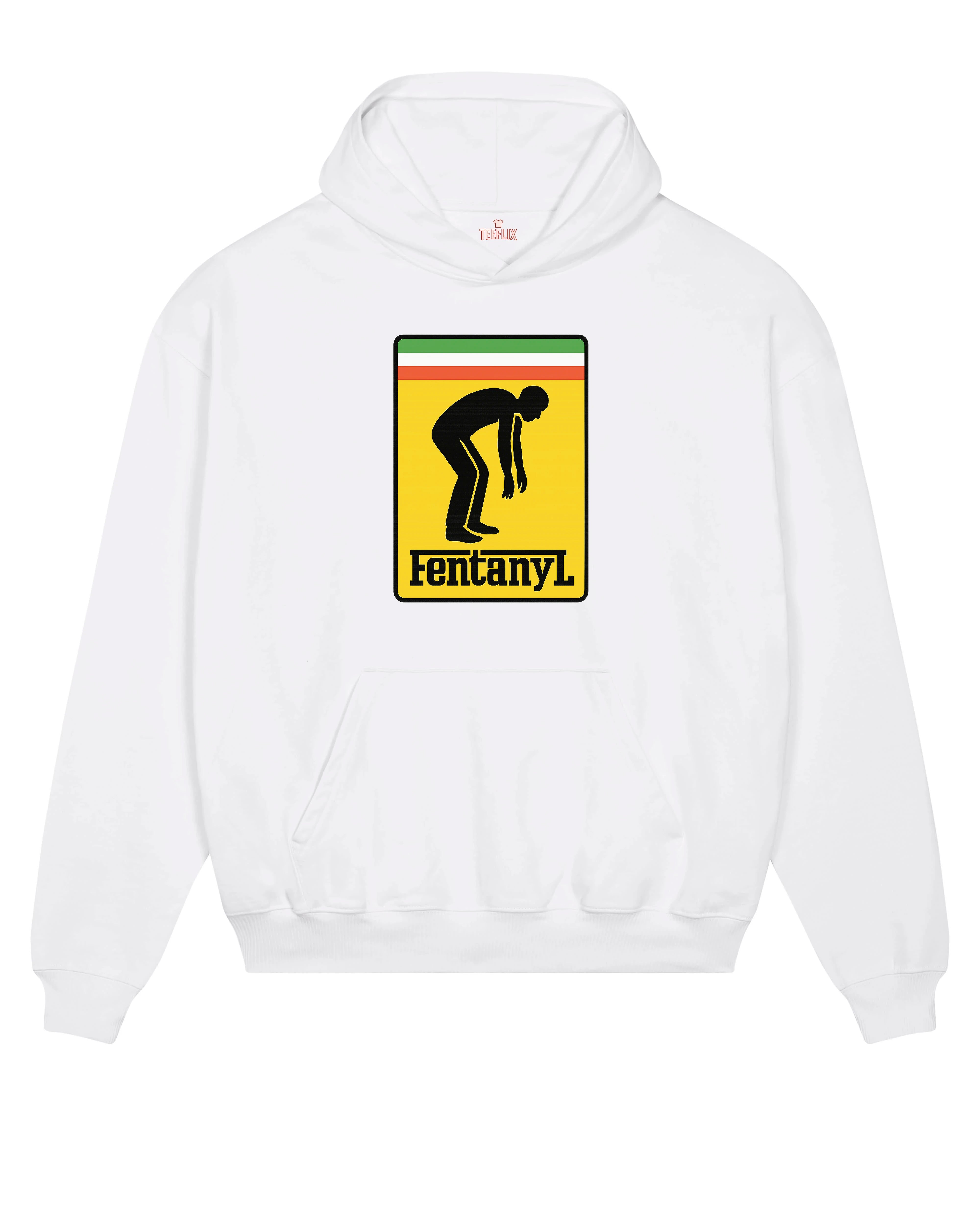 Das Hoodie zeigt ein rechteckiges, gelb hinterlegtes Motiv mit einem stilisierten Menschen in gebückter Haltung, begleitet vom Aufdruck „FentanyL“. Oberhalb des Motivs befinden sich drei horizontale Streifen in Grün, Orange und Weiß – visuell an bekannte Designcodes angelehnt.