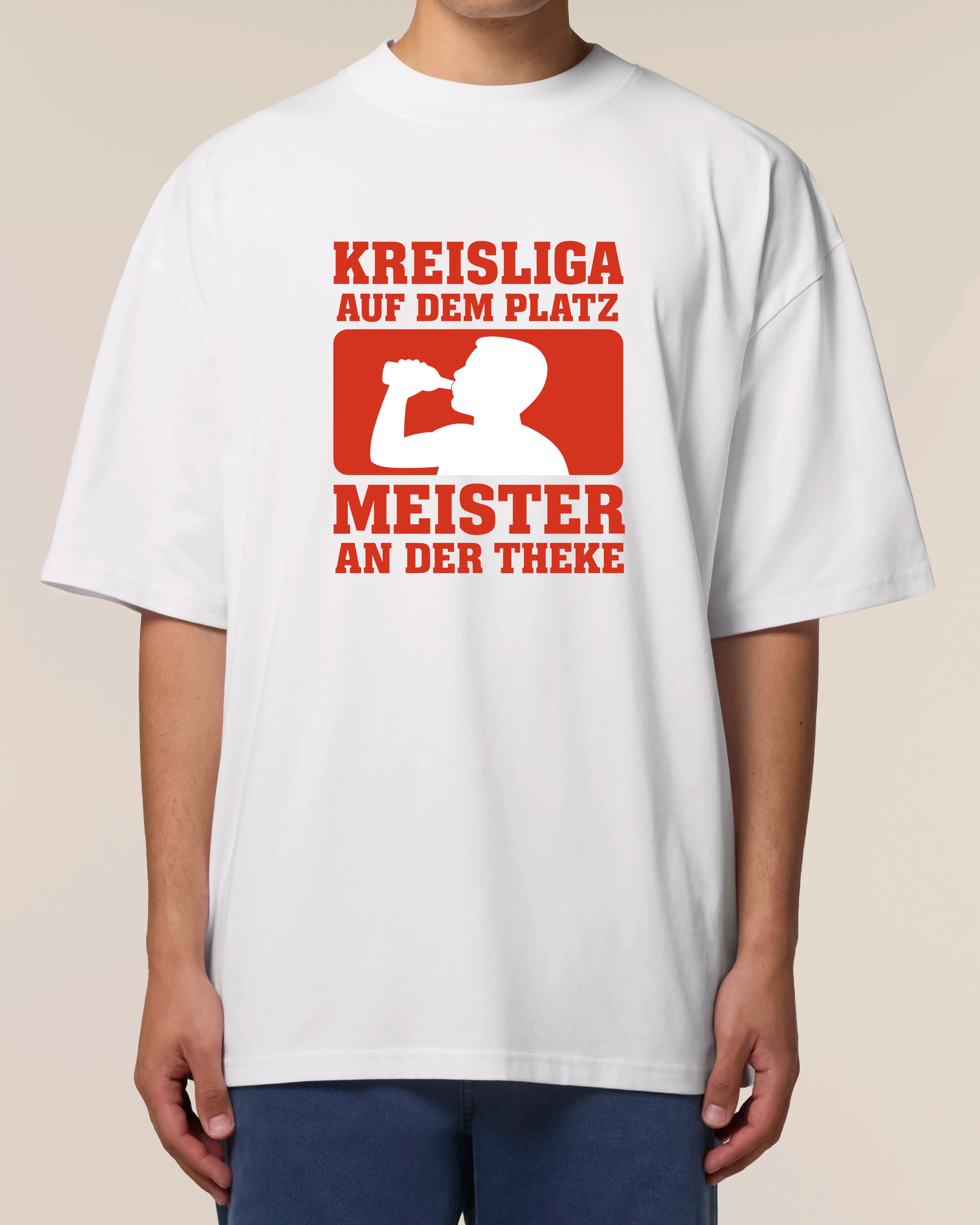 Kreisliga Oversized Shirt Meister an der Theke Weiß Lustiges Fußballshirt