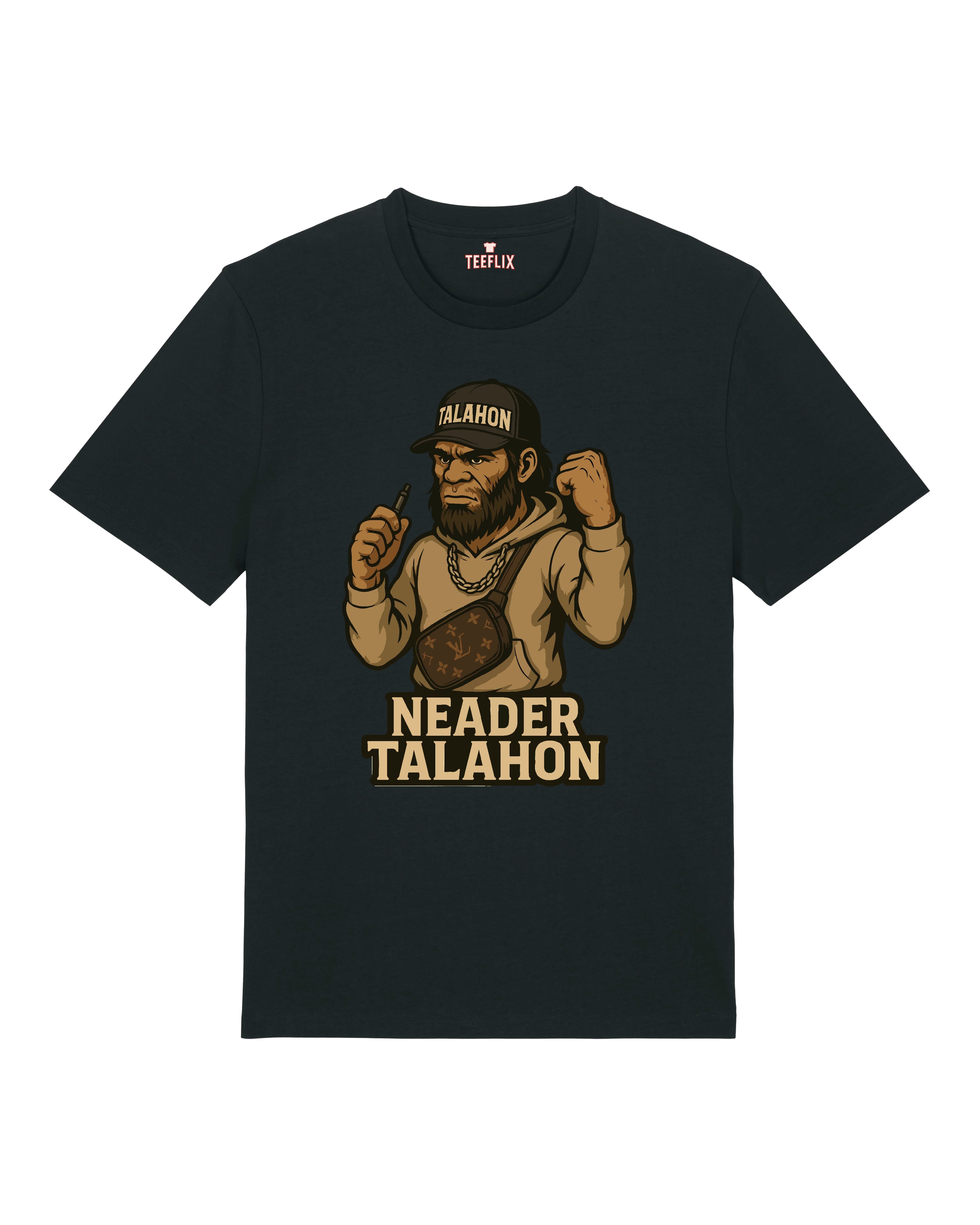 Das T-Shirt zeigt eine humorvolle Illustration eines modernen Neandertalers. Die Figur trägt eine schwarze Cap mit dem Schriftzug „TALAHON“, einen Hoodie, eine goldene Kette und eine auffällige Umhängetasche. In der rechten Hand hält er eine Vape, während er beide Fäuste entschlossen hebt – ganz im Stil eines urbanen Alpha-Typen. Der Schriftzug „NEADER TALAHON“ ist prominent unter dem Motiv platziert. Das Design ist in warmen Braun- und Beigetönen gehalten und kombiniert Steinzeit-Look mit zeitgenössischem 