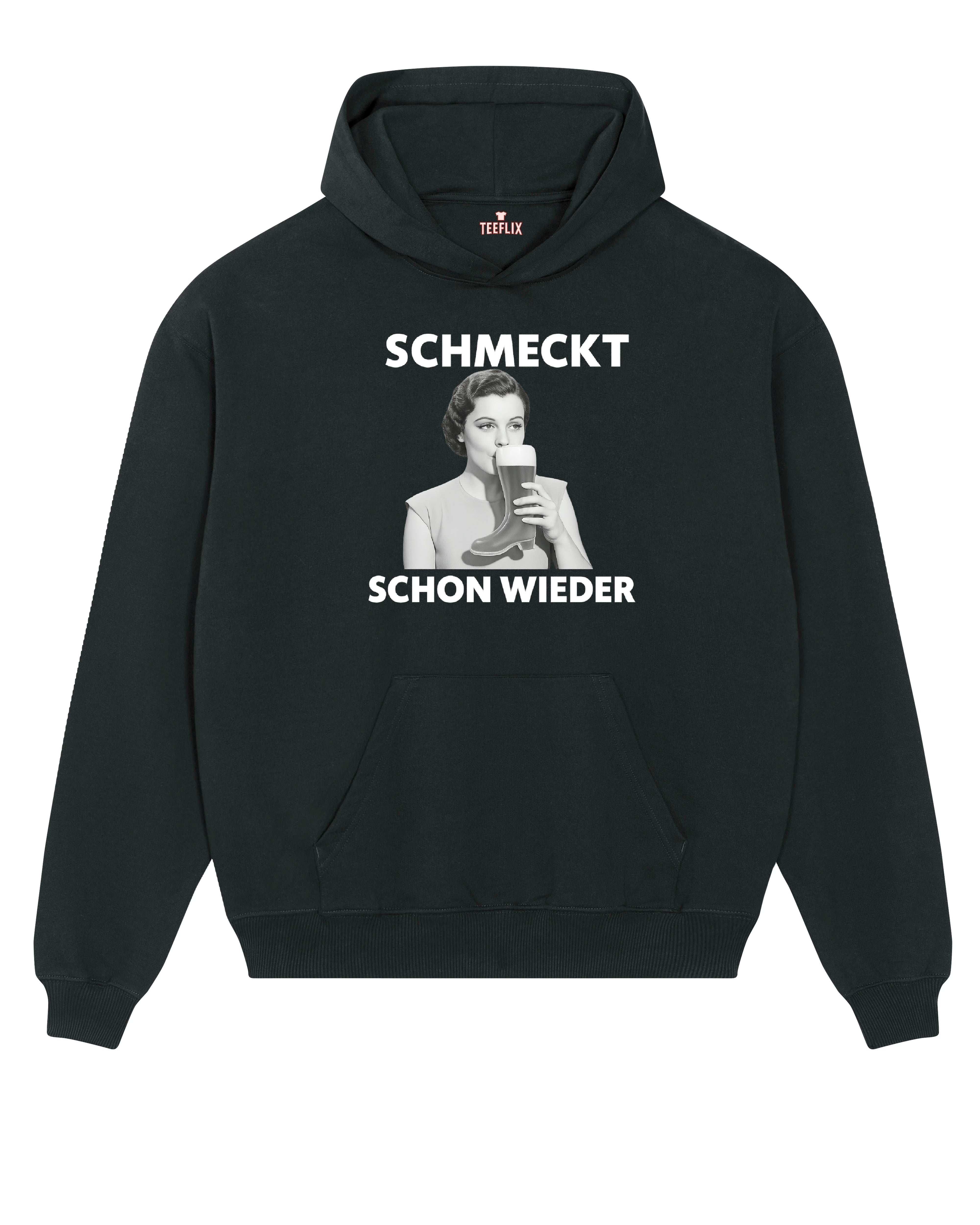 Ein weißer, cremefarbener oder schwarzer Hoodie mit dem humorvollen Spruch „Schmeckt schon wieder“ über einer Retro-Illustration einer Frau, die aus einem Bierstiefel trinkt. Perfekt für Bierfans mit Sinn für Humor.