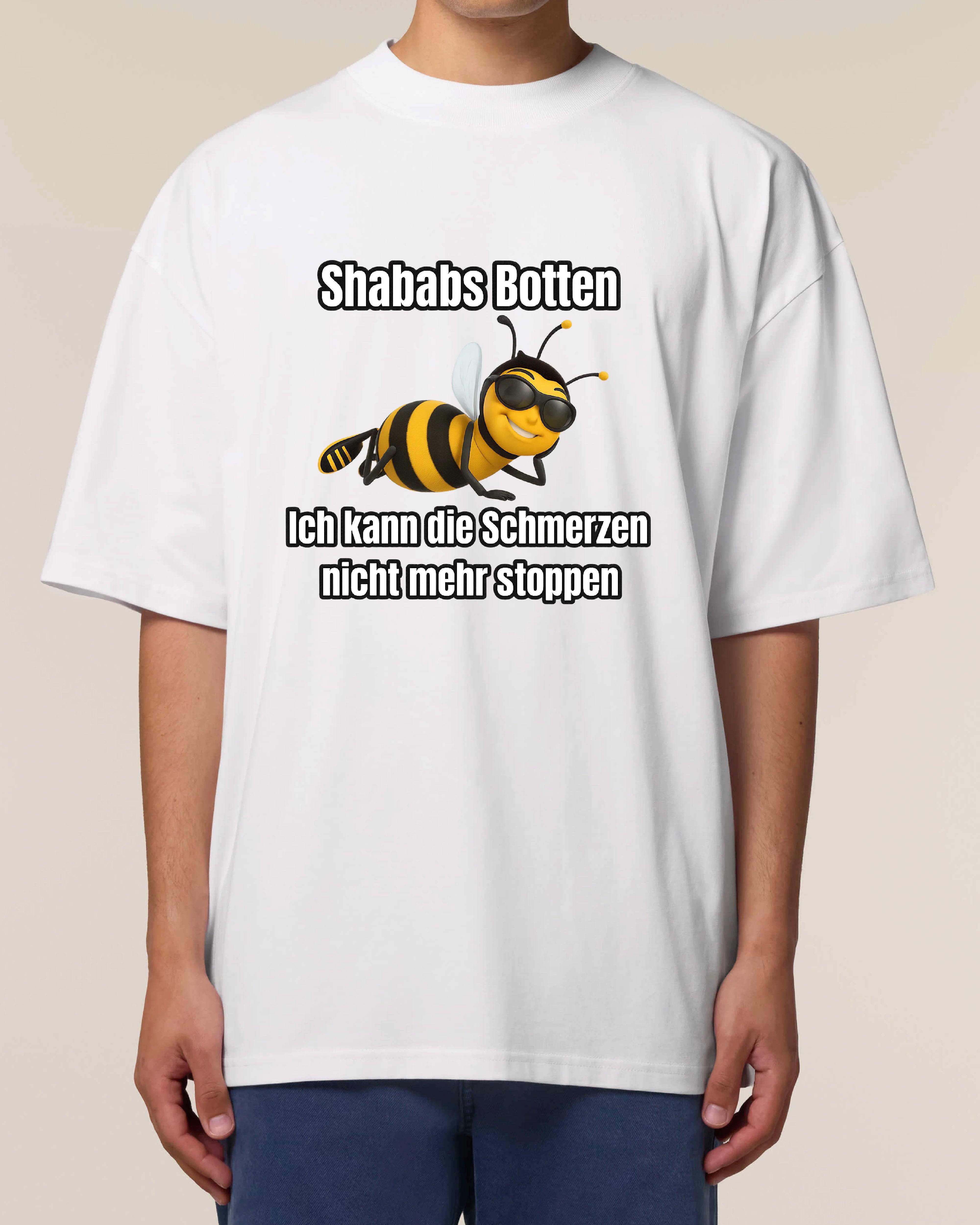 Oversized weißes Shirt getragen von Model – Motiv: Meme-Biene mit Spruch „Ich kann die Schmerzen nicht mehr stoppen“