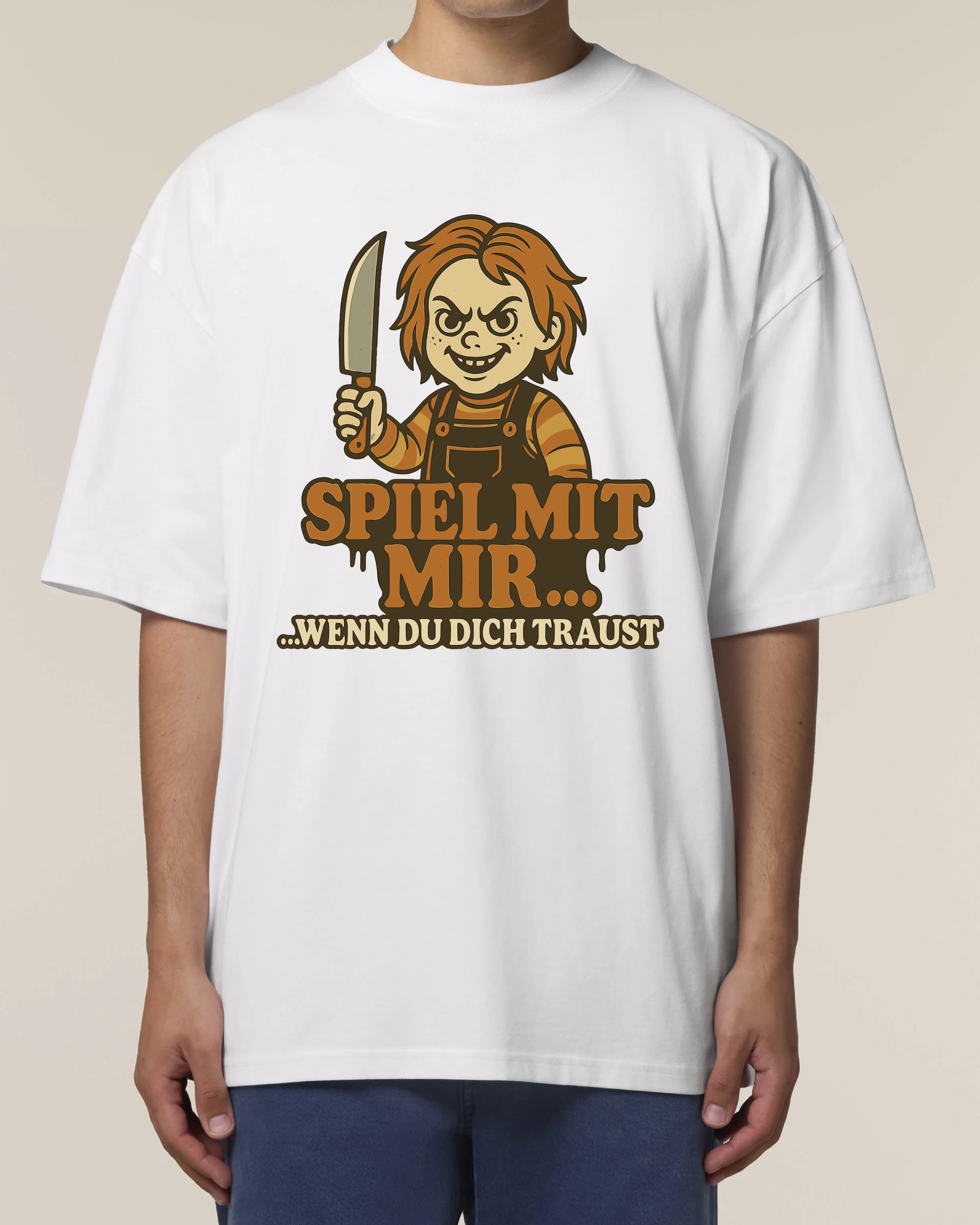 Oversized weißes Gruselshirt mit Puppe und Messer – Halloween Edition – Teeflix