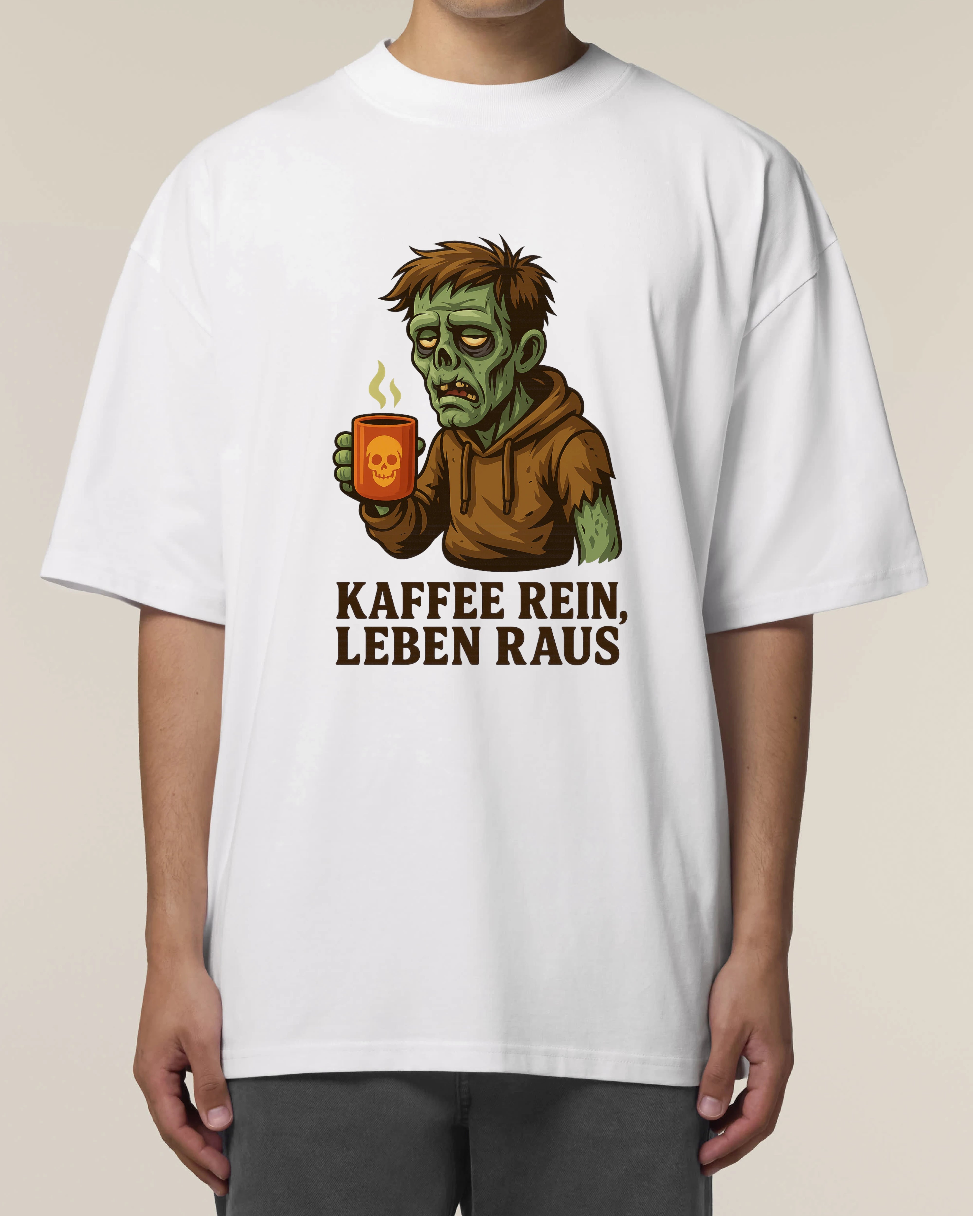 Weißes Oversized T-Shirt mit müdem Zombie und Kaffeetasse – Kaffee rein Leben raus – Teeflix