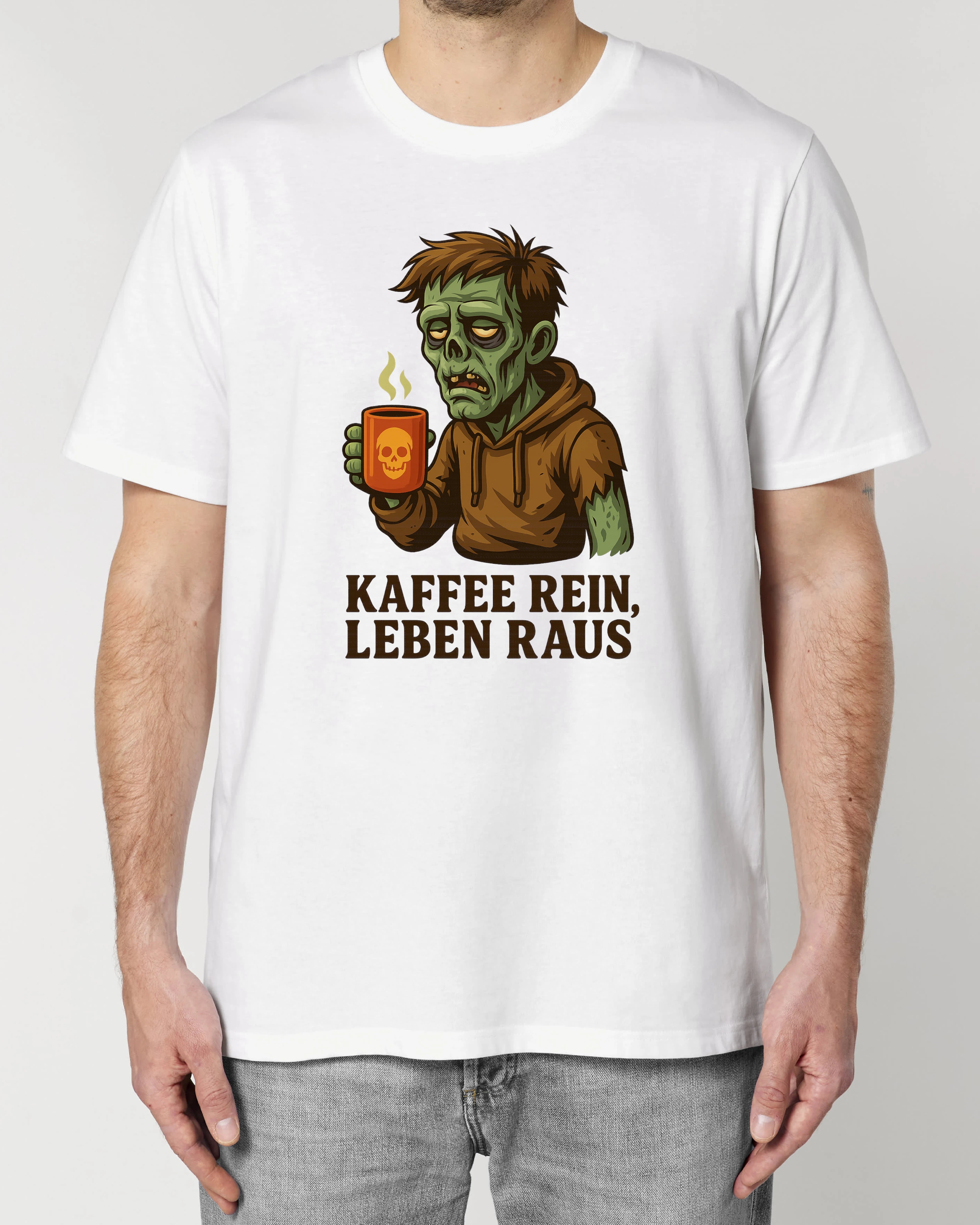 Lustiges weißes T-Shirt mit Zombie und Kaffeetasse – Kaffee rein Leben raus Motiv – Premium Unisex – Teeflix